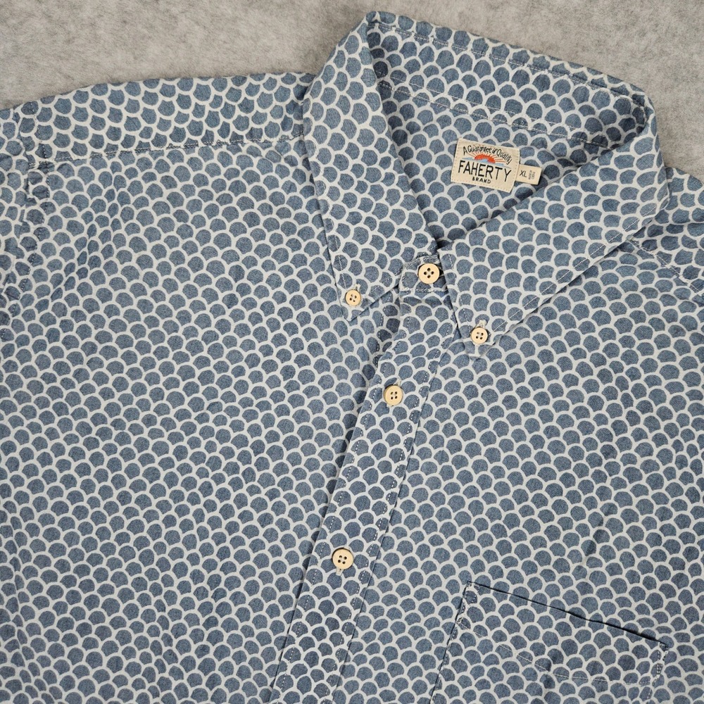 Faherty Men's XL Blue Shirt Short Sleeve Button Scallop Wave Nautical Fish Scale